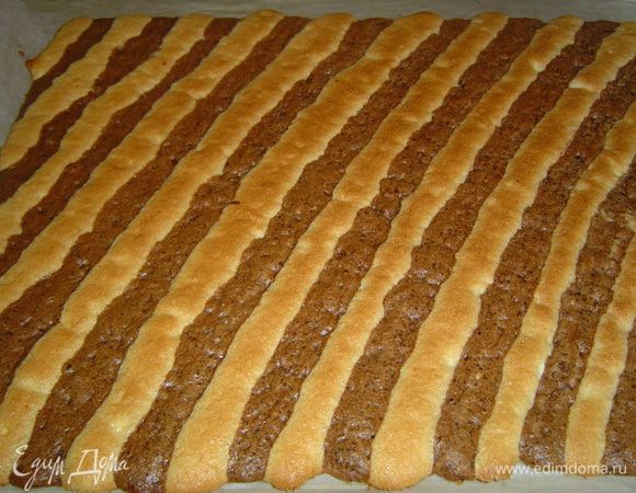 Выпекаем бисквит при температуре 200 гр. 8 минут. Готовый бисквит выкладываем на влажное полотенце и влажным полотенцем накрываем, чтобы бисквит оставался мягким.