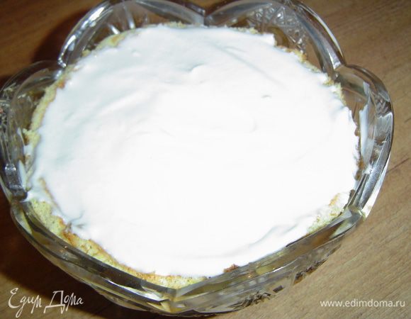 Для ванильного крема взбиваем сливки. Разводим желатин , смешиваем с ванильным соусом(у меня готовый) и добавляем сливки. Круглую салатницу выстилаем бисквитным коржом, сверху выливаем ванильный крем и отправляем в холодильник до полного застывания. 