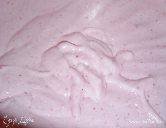 Готовим сливочно-клубничный крем. Взбиваем сливки с сахаром до устойчивых пиков. Распущенный желатин смешиваем с клубничным пюре, а затем добавляем сливки и аккуратно перемешиваем. Так же готовим сливочно-абрикосовый крем.