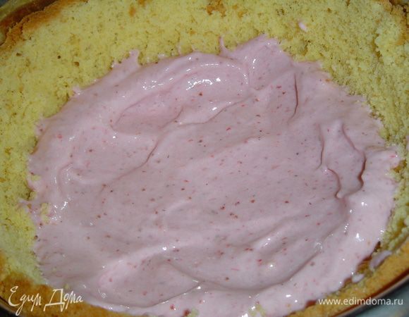 Берем миску большего диаметра, нежели первая, и так же застилаем бисквитом, дно смазываем клубничным кремом,