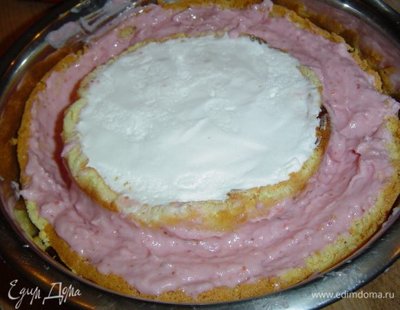 в центр помещаем бисквит с ванильным кремом, а все пространство вокруг заполняем клубничным кремом и отправляем в холодильник для застывания.