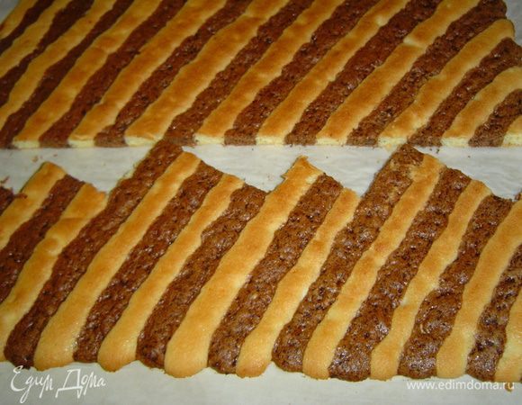 Полосатый бисквит разрезаем по горизонтали на две части, по верхней части вырезать зубчики.