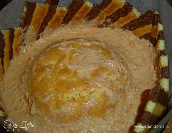 вокруг заполняем абрикосовым кремом, а так же сверху, разравниваем крем и отправляем торт в холодильник на пару часов.