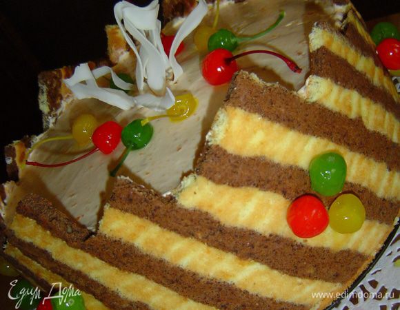 Торт украшаем кокосовой стружкой и коктейльными вишнями.