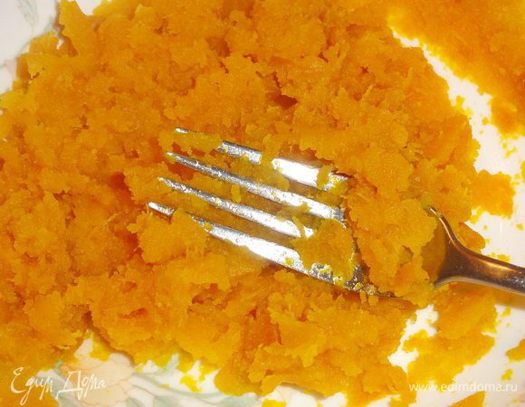 Мякоть тыквы запеките в духовке. Остудите и разомните в пюре. Возьмите нужное количество, остальное уберите в холодильник. Она вам пригодится)

