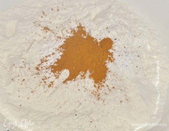 Смешайте муку, соль, разрыхлитель, соду и корицу.