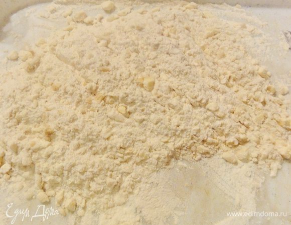 В мучную смесь добавьте масло и приготовьте крошку..