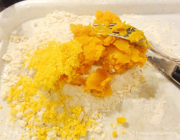 Шоколад натрите на крупной терке, апельсин на мелкой терке. Вмешайте в крошку сахар, цедру, тыквенное пюре...