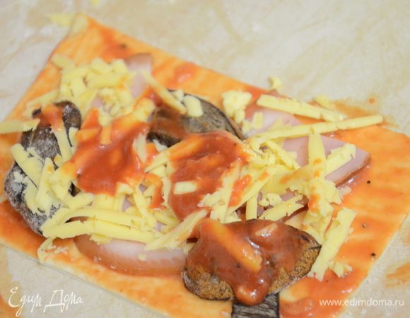 Тонко резанных грибов,тертого сыра.