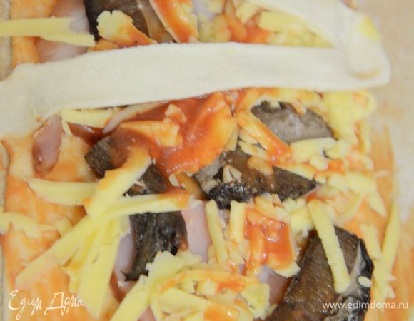 Из остатков теста нарезать тонкие полоски и выложить поверх начинки слегка придавив к краям теста (основы). Выложить в виде бинтов )