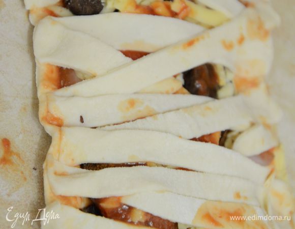 Смазать взбитым яйцом.