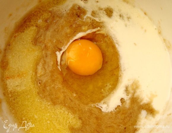 К банановому пюре добавить яйцо,растопленное сливочное масло и молоко. Смешать до однородного состояния.