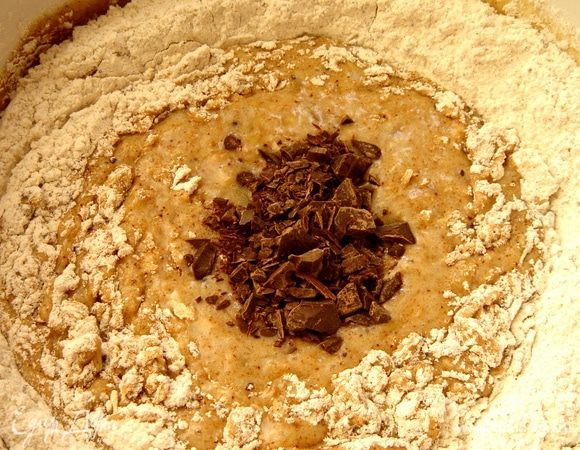 Смешать сухие и жидкие ингредиенты,добавив шоколадные капли или рубленный шоколад.