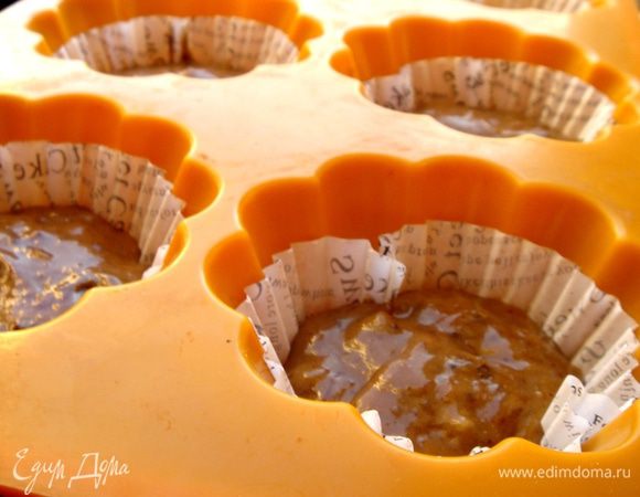 Смазать металлические формы маслом или выложить в формы бумажные капсулы.Распределить тесто по формам,заполняя их на 2/3 объёма. Выпекать при 180*С около 25 минут.Готовые и немного остывшие кексы смазать глазурью,приготовленной из смеси растопленного шоколада (для усиления кофейного вкуса можно использовать шоколад с кофе) и сливочного масла. Украсить шоколадной стружкой,кусочками замороженных бананов и т.д. Приятного аппетита!