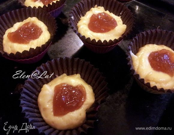 В каждую формочку добавить по 1 чайной ложки повидла. 
