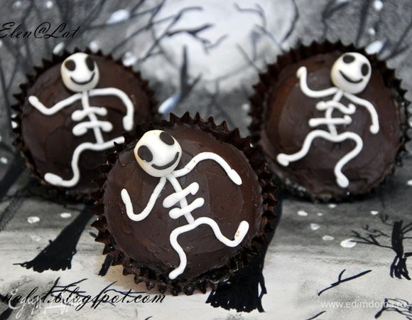 Но я их буду украшать для праздника. и здесь все просто, и справится даже ребенок. Итак: растопить в микроволновке шоколад и добавить к нему сливочное масло, от теплого шоколада масло растает и вы все с легкость перемешаете. Затем шоколадному крему дать остыть, я это делаю в холодильнике, даю ему схватиться. Затем намазать на кексы и можно украшать мастикой. По фото все очень понятно. Из белой мастике скатать тонкие жгуты и сделать из них косточки. Ну и собственно голова, скатать шарик и придать продолговатую форму. Скелетику сделать глазки и ротик. Все косточки уложить на шоколадное покрытие наших кексов в виде скелетика))) 
