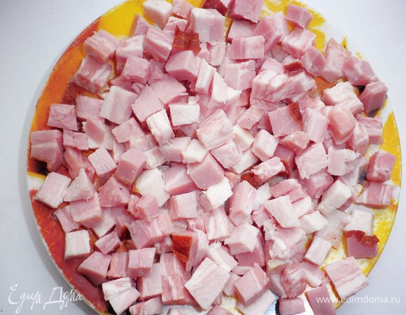 Грудинку нарезать маленькими кубиками.