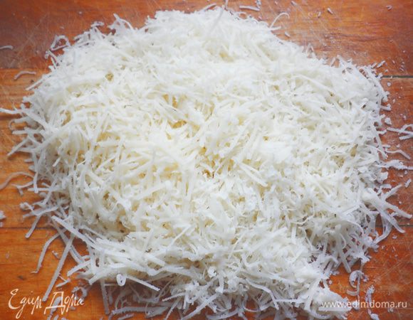 Натереть пармезан.
