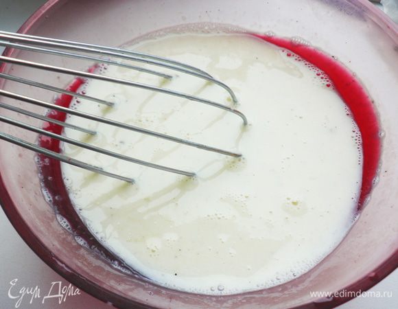 К яйцам добавить сливки, половину Пармезана, приправить солю, перцем, базиликом, перемешать.