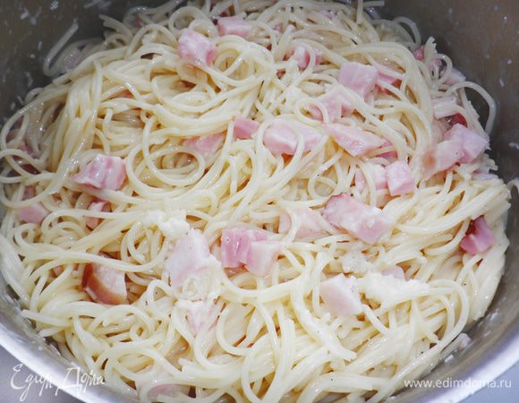 Полученный соус аккуратно влить в спагетти, добавить бекон и все хорошо перемешать.