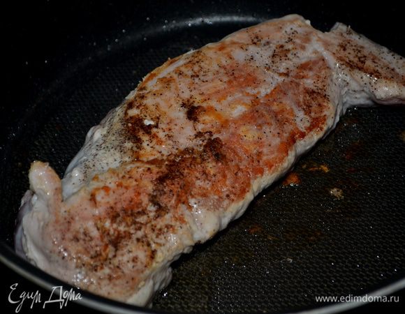 Разогреть духовку до 230 гр. Кусок свинины посолить и поперчить.
На разогретую сковороду с раст.маслом выложим филе и обжарим со всех сторон примерно 6 мин.