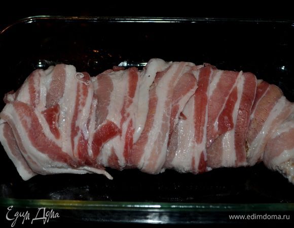 Выложим на блюдо и дадим остынуть слегка. Затем обернем кусочками бекона весь филейный кусок аккуратно/как мумию :)))