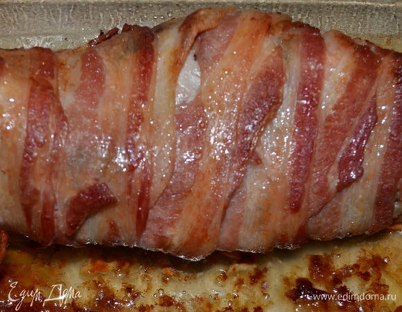 Выложим на жаропрочное блюдо и поставим в разогретую духовку на 15 мин.Затем перевернем свинину и убавим тем-ру до 180 гр. на 50 мин.
Когда свинина будет готова дадим ей остыть 10 мин. Перенесем на тарелку.В блюдо, где готовилась свинина выльем соус барбекю, перемешаем с оставшимся соком от свинины.Выльем на сковороду и примерно 2 мин. кипятим.И подаем с соусом,предварительно порежем свинину на порционные кусочки.