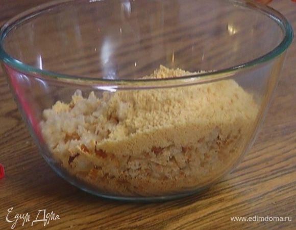 Хлеб и печенье измельчить в блендере в мелкую крошку.