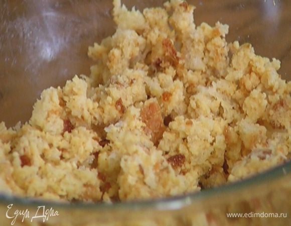 Добавить к крошке 50 г предварительно размягченного сливочного масла, растереть.
