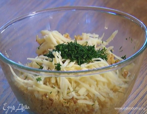 Натертый сыр и укроп добавить к крошке, перемешать.
