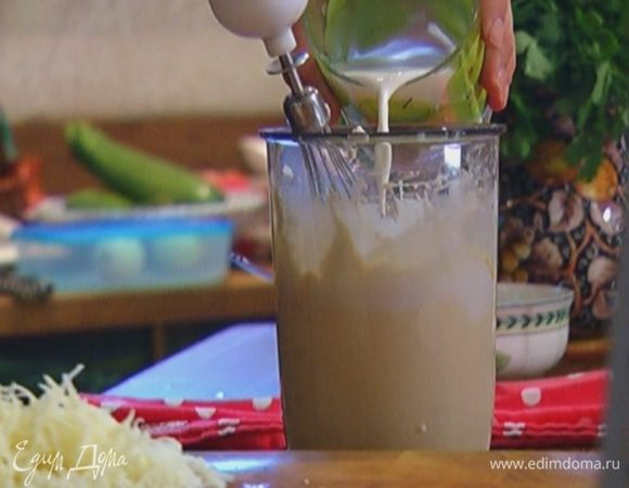 Влить сливки и продолжать взбивать.