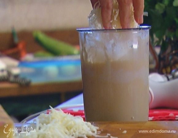 Оставшийся грюйер натереть на мелкой терке, добавить в сливочно-яичную массу и все перемешать.