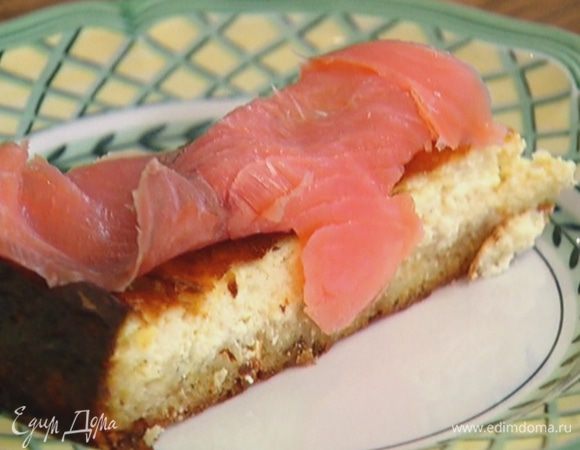 Готовый корж остудить, затем разрезать и выложить на каждый кусочек ломтик семги.