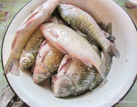 чистим моем караси

если есть икра отделяем ее отдельно в блюдце

