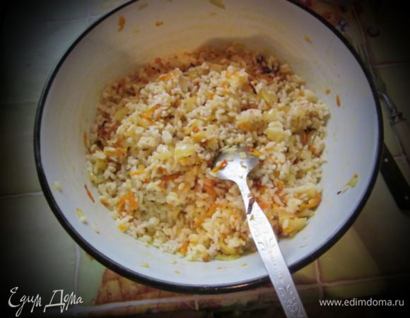 делаем начинку

рис отвариваем чуть чуть в соленой воде я правда всегда ложу еще ложечку растительного масла готовый рис промываю и ложу в чашку

обжариваю морковь /тру на крупной терке /

обжариваю лук

все смешиваю с рисом перчим можно добавить зелень 

и вот теперь добавляем икру сырую предварительно взбейте ее и от пленочек почистите 