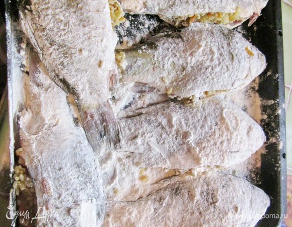 и теперь этой начинкой фаршируйте караси 

затем обваляйте в муке и на противень

духовка уже нагрелась до 180

ставим печь на 1 час

это очень вкусно и сытно поверте  