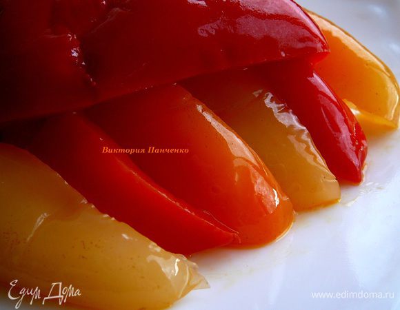 А теперь рецепт маринованных перцев...
на 3 кг перцев разных цветов  -  

1 л воды,
200 г 9% уксуса,
200 г сахара,
1 ст.л. соли,
150 г растительного масла,
2 ст.л. меда.


Сварить маринад, соединив все ингредиенты, прокипятить 10 минут. Перцы освободить от семян, разрезать вдоль на 5-6 сегментов (можно нарезать кольцами). Небольшими партиями опускать перец в маринад. Сначала маринада будет мало, но перец быстро уваривается...Когда весь перец будет в маринаде, прокипятить еще 10 минут, добавить уксус. Разложить по стерилизованным 0,5-литровым банкам и стерилизовать 20 минут.