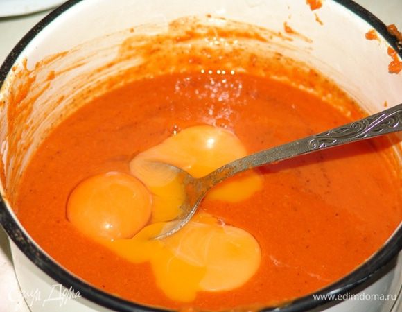 Тыкву чистим, нарезаем. Отвариваем в сахарном сиропе (вода+сахар) со специями  (вода должна чуть покрывать тыкву) до готовности тыквы. 
Разводим желатин 2 ст.л. воды и лимонным соком, оставляем на 5 минут. Даем желатину раствориться на водяной бане, постоянно помешивая. 
Измельчаем тыкву в блендере, при желании - процеживаем через сито.  Яйца разделяем на белки и желтки. Добавляем в тыкву желтки и желатин. Ставим  в холодильник на 15–20 минут. 