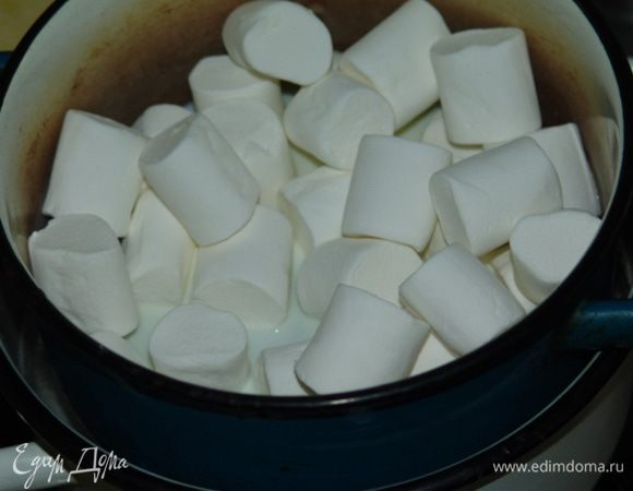 В маршмеллоу добавляем молоко, ставим на водяную баню. Постоянно помешивая, довести до полного растворения конфет. Снимаем с огня, остужаем. 