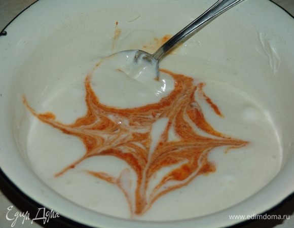 Понемногу добавляем пюре тыквы, перемешиваем.