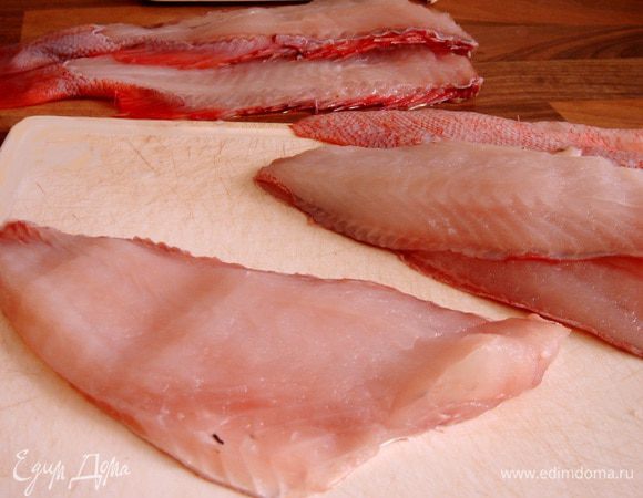 Рыбу очистить и срезать 2 филе с каждой рыбки.