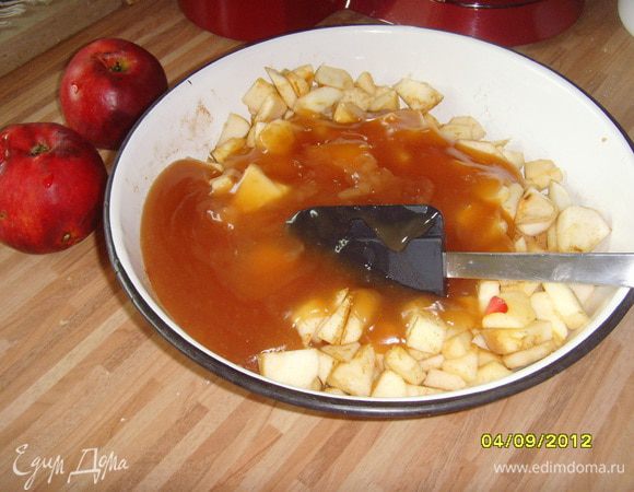 Яблоки очистить, измельчить не слишком мелко, смешать с корицей. 100 мл вина смешать с сахаром и 2 пакетиками ванильного пудинга. Остальное вино вскипятить и в него тонкой струйкой ввести хорошо перемешанный ванильный пудинг. Масса густеет по принципу киселя. Массу довести до кипения, снять с огня. Ввести яблоки, перемешать.