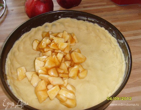 Распределить яблочную начинку по коржу.