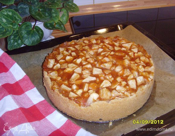 Выпекать в разогретой духовке при 180°С около 60 минут. Начинка может показаться немного жидковатой. Но, когда пирог остынет, все схватится. Форму освободить от кольца, пирог охладить на кухонной решетке, украсить по желанию.