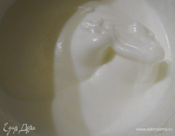 желтки отделить от белков,белки взбить до мягких пиков с половиной сахара