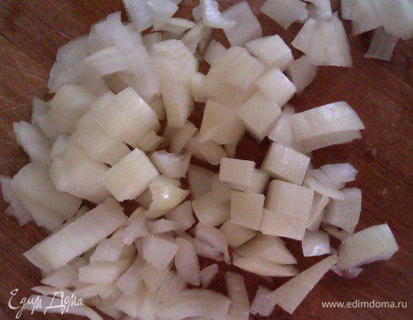 Нарезаем лук и чеснок. Обжариваем на сковородке на медленном огне до прозрачности. Добавляем все остальные специи и слегка прогреваем, чтобы они были ароматнее, но следим, чтобы они не подгорели.