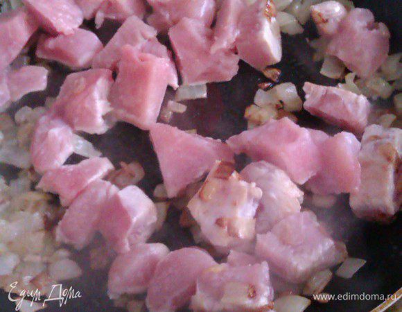 Режем мясо на кусочки, добавляем его к специям.