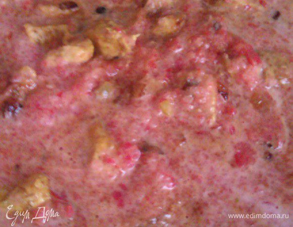 Очищаем и измельчаем томаты (я это делаю в комбайне), отправляем на сковородку к мясу. Солим и тушим полчаса на медленном огне с закрытой крышкой.