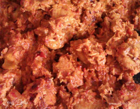 Добавляем кокосовое молоко или сливки, продолжаем тушить без крышки до загустения соуса.