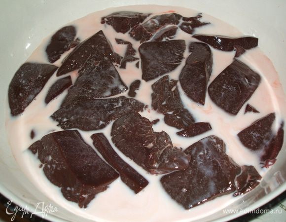 Залейте молоком и пусть постоит примерно час, можно поменьше.